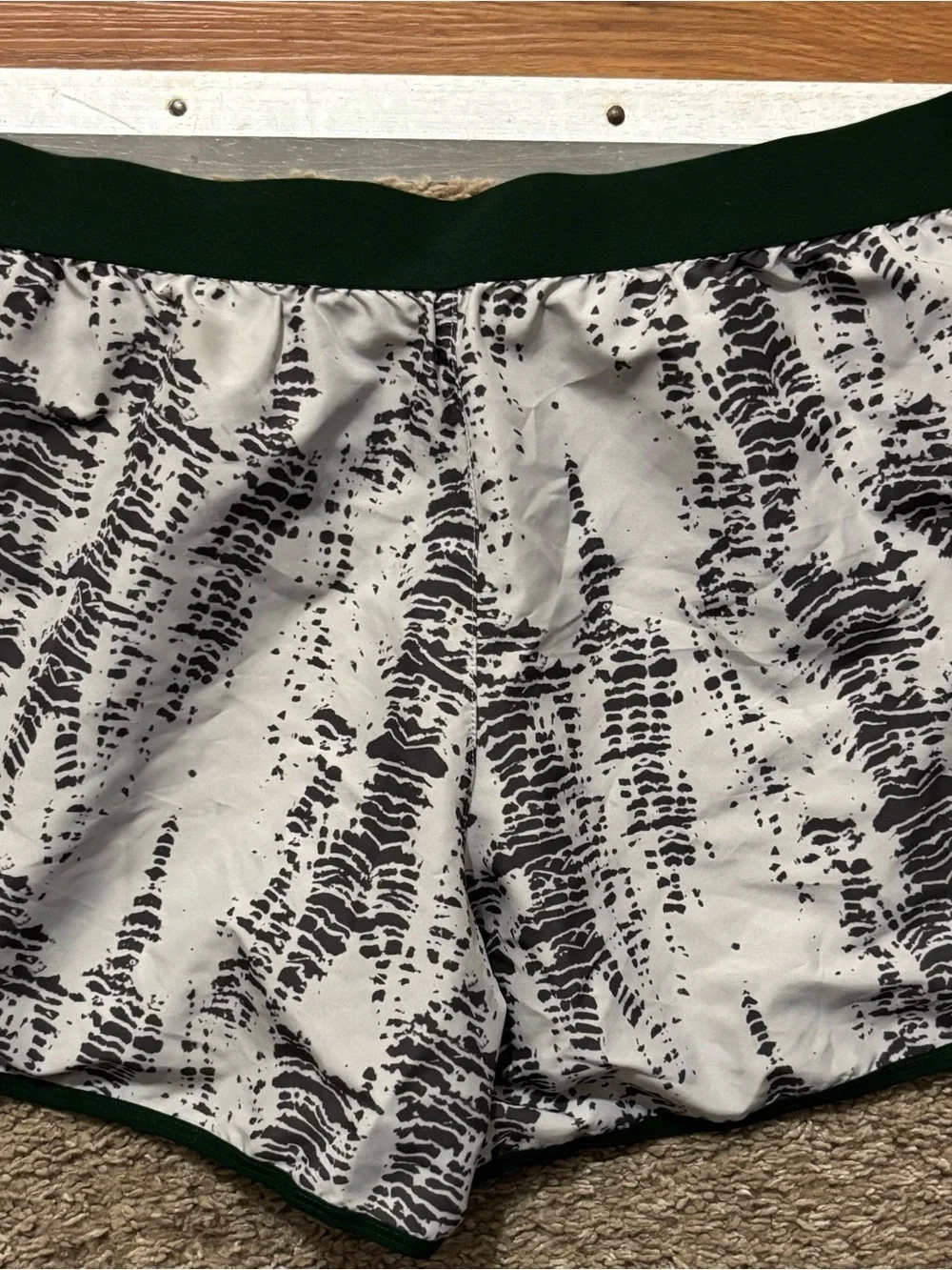 Under Armour Men’s Lg 34 Waist White & Green Patterned Performance Shorts